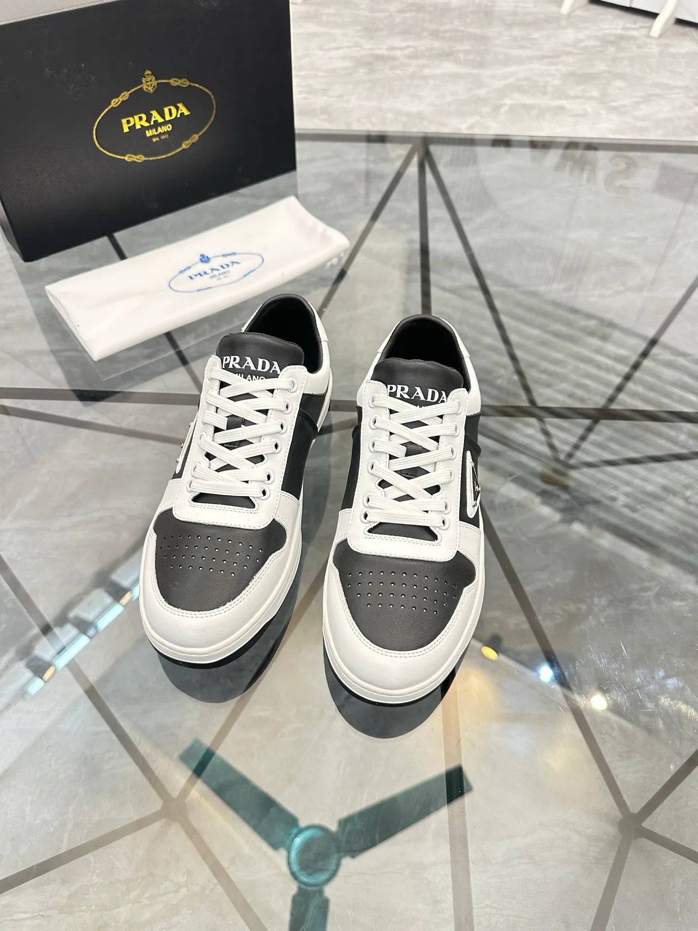 Men's shoes: 💰P400¥ Product trademark: Prada *"Prada*" low-top casual shoes Regular size: 38-44 (can be customized to 45) Product materials: imported cowhide upper, sheepskin lining, original outsole. Number: 020